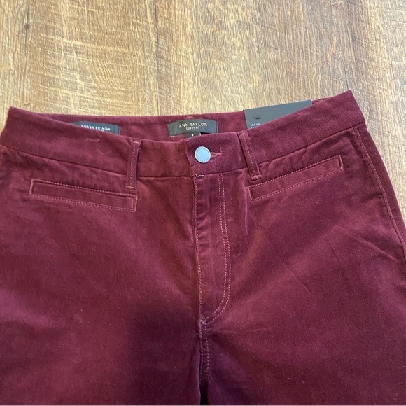 NWT Ann Taylor Curvy Skinny Mid Rise Burgundy Jeans Size 8 - Picture 2 of 11